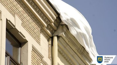 У Львові на дівчину впала бурулька