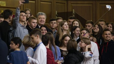 Варто, щоб кожен депутат пам‘ятав, що ми працюємо  заради молоді і їх майбутнього, - Порошенко