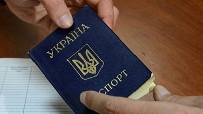 У Львові чоловік вкинув у виборчу скриньку бюлетень разом із паспортом