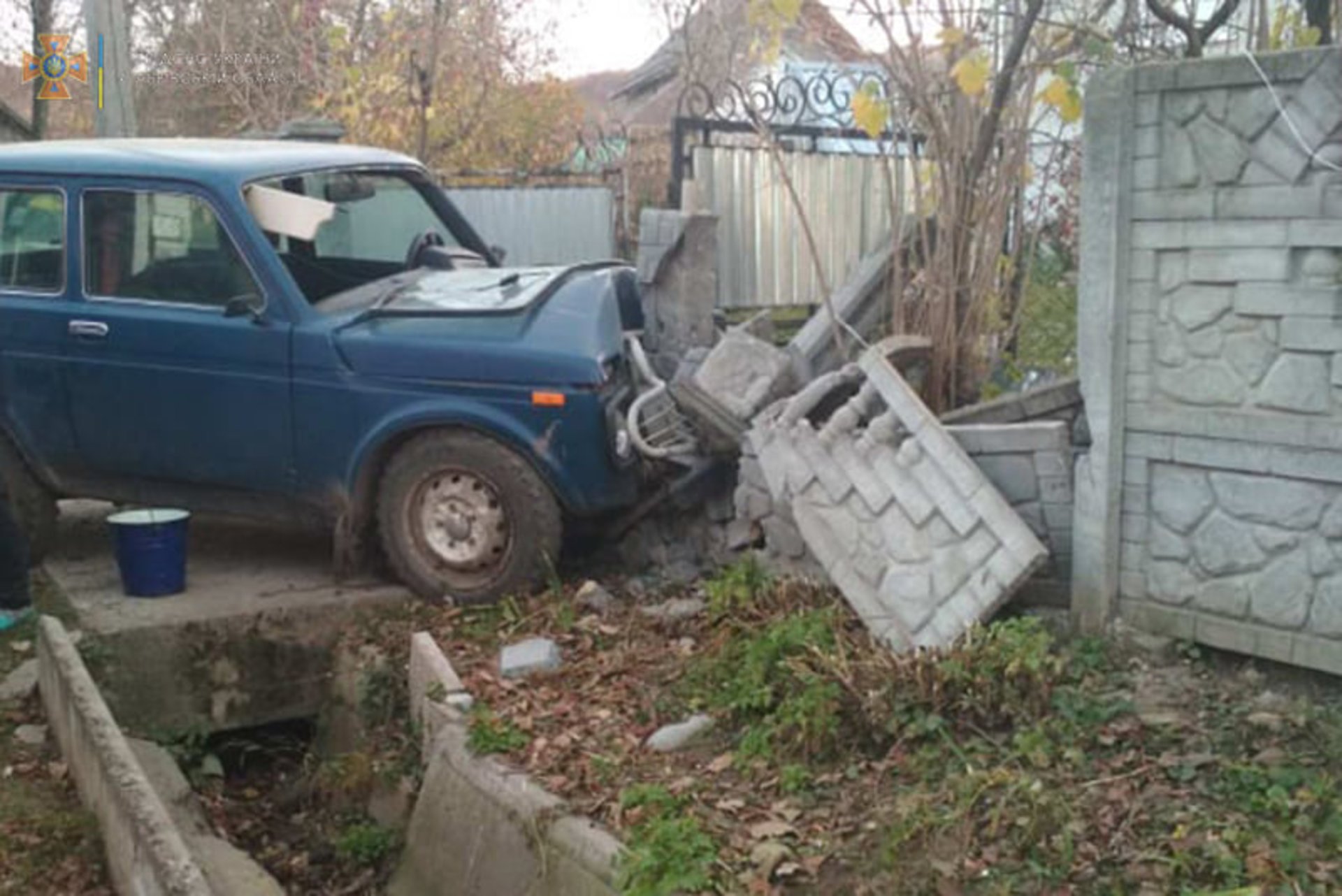 На Яворівщині автомобіль влетів у бетонну огорожу, фото ДСНС Львівщини