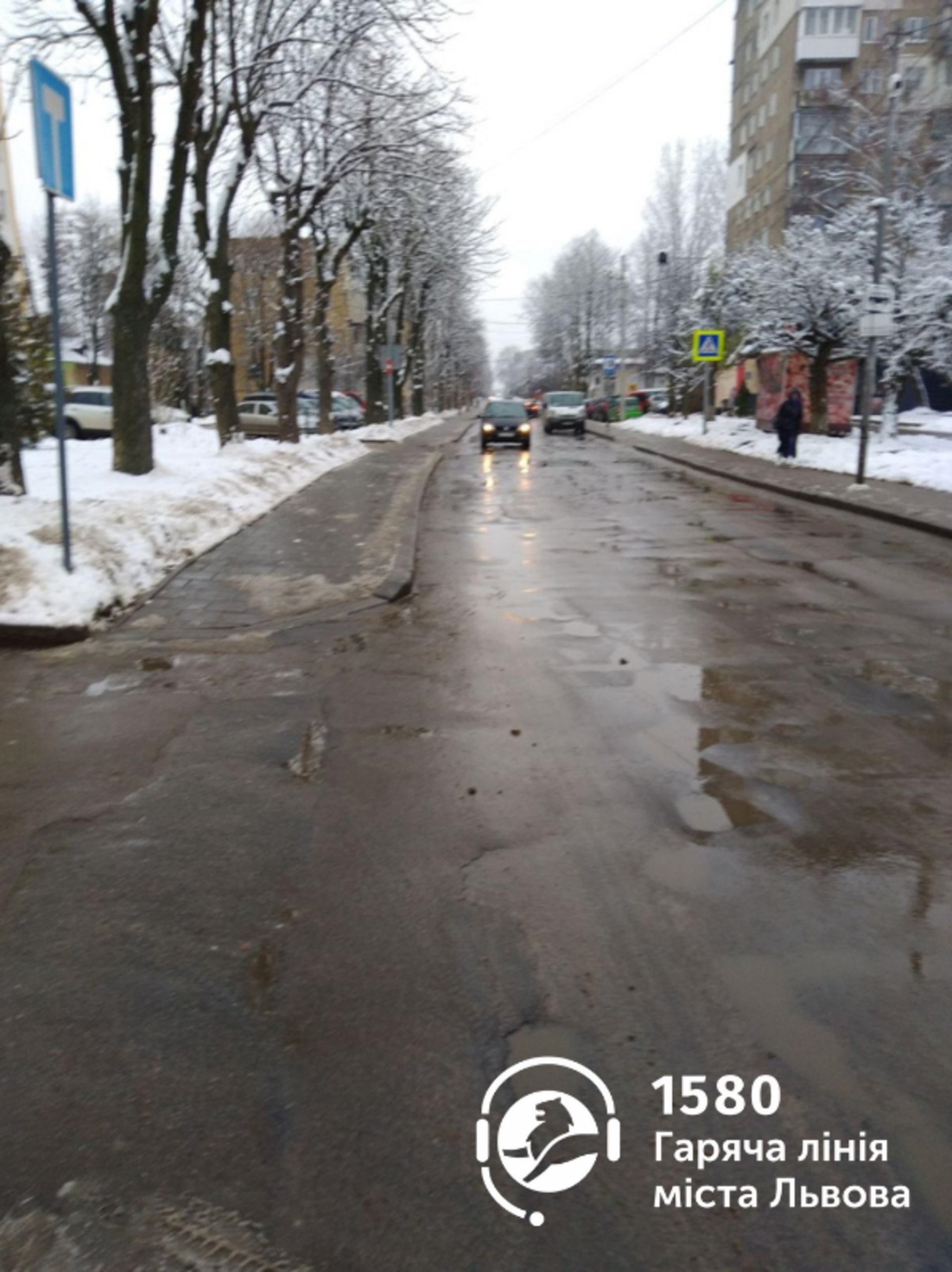 У Львові комунальники викидають сніг на дорогу