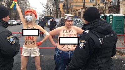 Активістки Femen влаштували черговий "голий" протест під адміністрацією президента