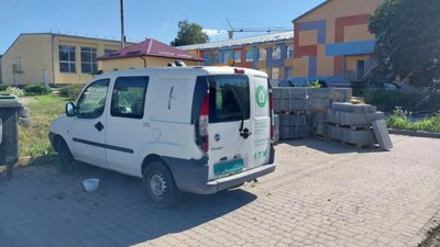 Біля Львова на парковці виявили дивний автомобіль