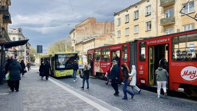 У Львові на магістральній вулиці оновили тротуарне покриття