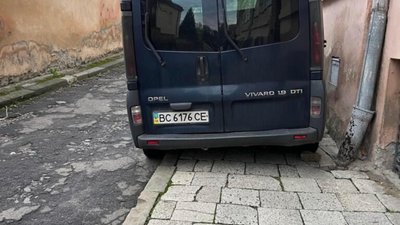 У Львові водій буса припаркувався на тротуарі (ФОТО)
