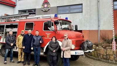 Пожежна машина від польських партнерів: транспорт передали на Дрогобиччину