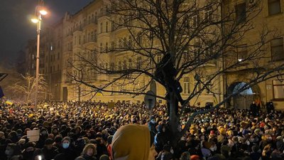 У Києві розпочались сутички між активістами та силовиками (ФОТО, ВІДЕО)