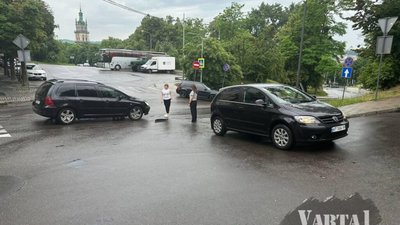У центрі Львова не розминулись чорні автомобілі