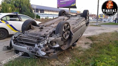 У Львові перекинувся автомобіль (ФОТО,ВІДЕО)