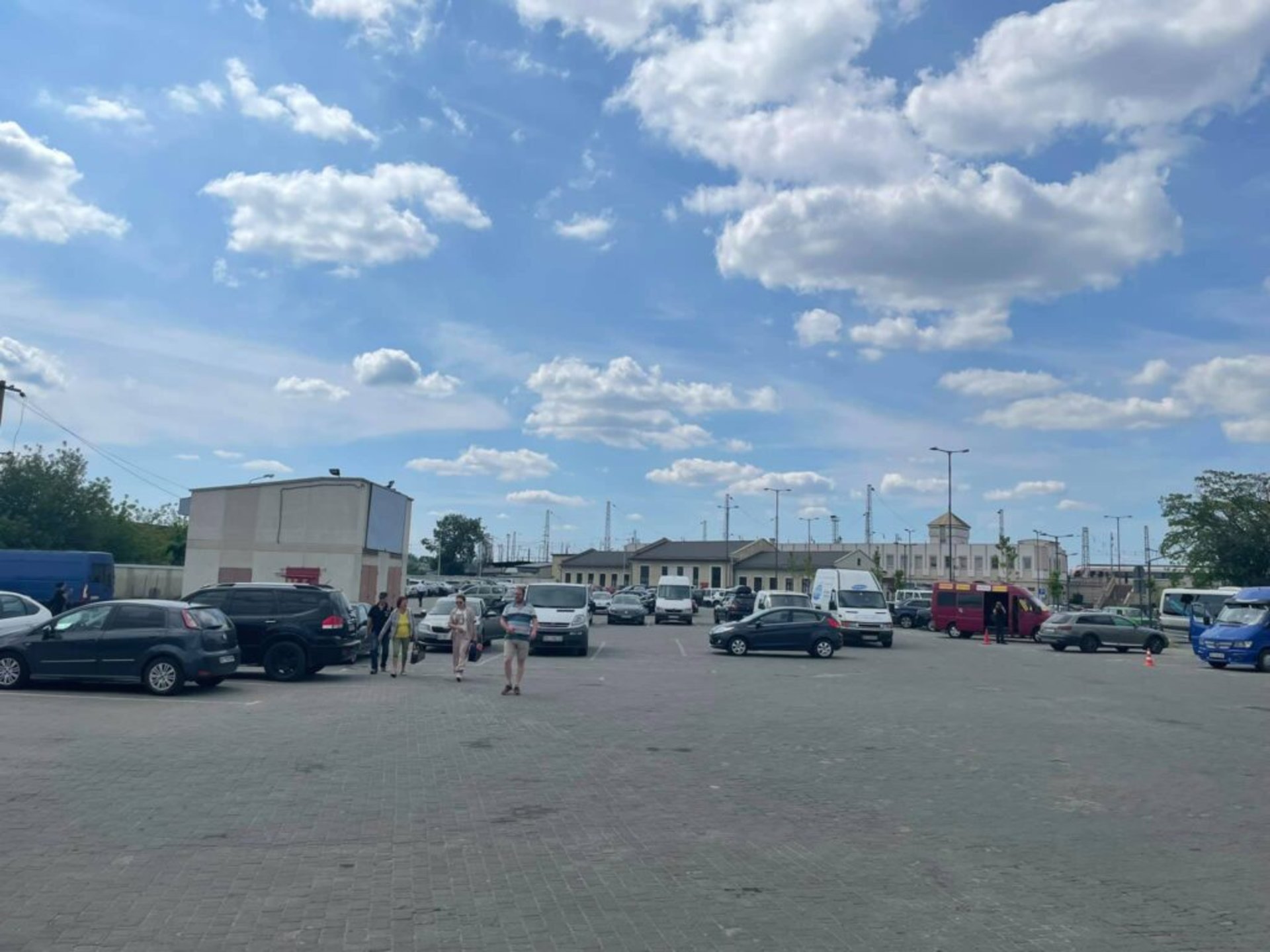 У Львові біля головного залізничного вокзалу почали штрафувати водіїв, фото Зручне місто
