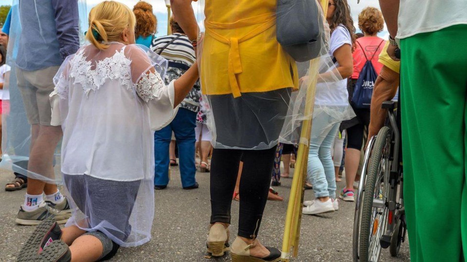 Навіщо деякі іспанці щороку лягають в труну. Фото: BBC Україна