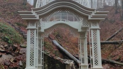 У Крехівському монастирі відновили капличку Матері Божої (ФОТО)