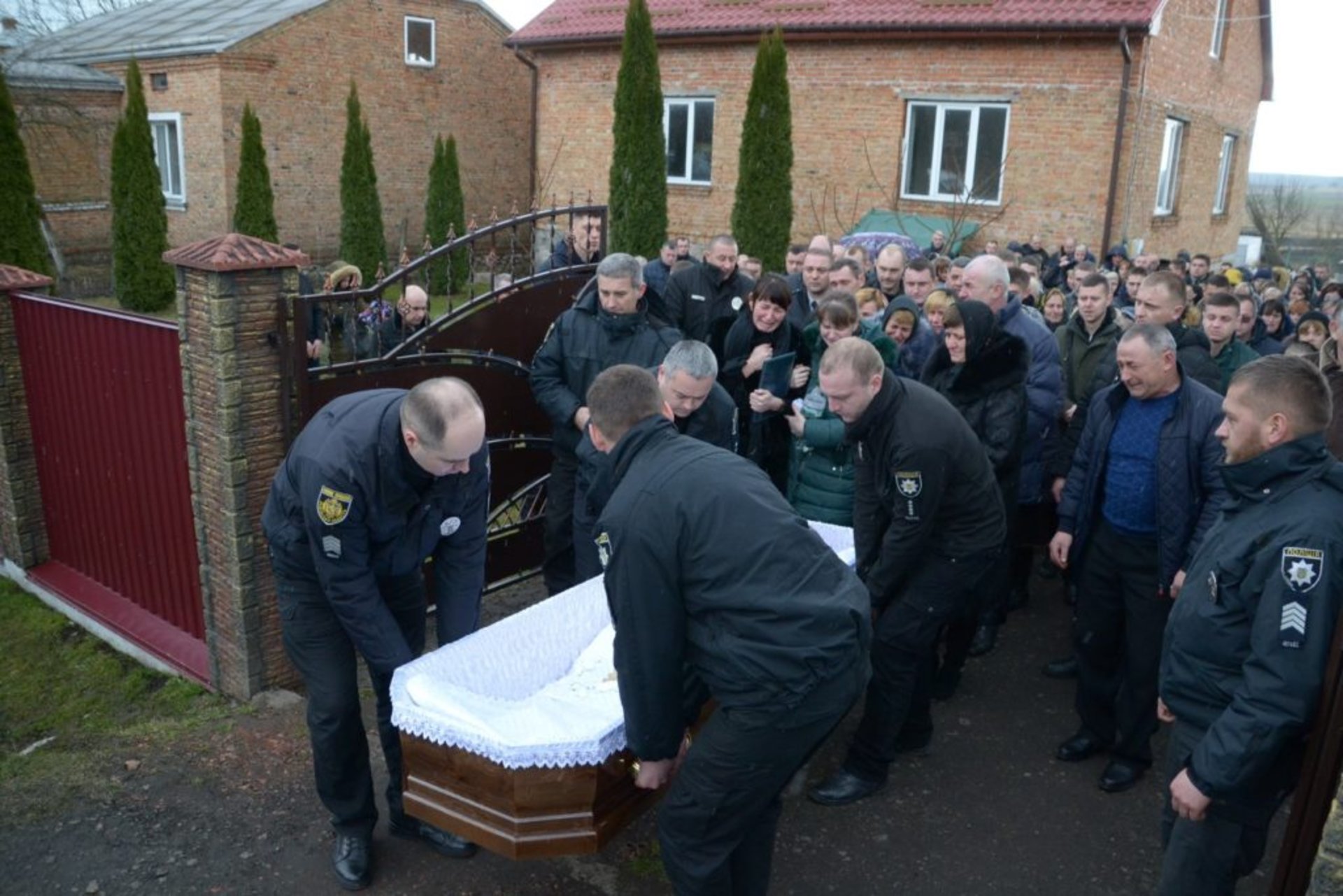 На Львівщині в останню путь провели поліцейського Ігоря Касараба. Фото ГУ НП у Львівській області