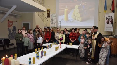 У Будинку воїна родини захисників виготовили Стрітенські свічки