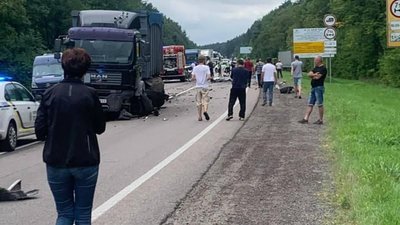 На трасі "Київ - Чоп" водій-іноземець не розминувся із вантажівками (ФОТО)