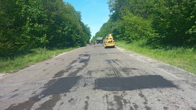 На автомобільній дорозі Розділ-Жирова латають ями