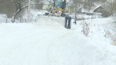 Комунальники Садового на десятий день негоди нарешті прибирають сніг у селах біля Львова (ФОТО)