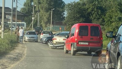 Біля Львова не розминулись три автомобілі (ФОТО, ВІДЕО)