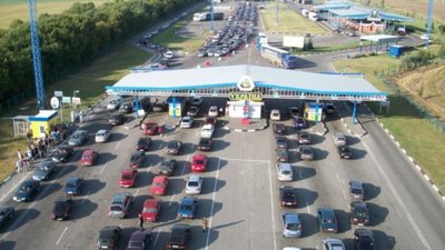 На Львівщині черги на кордоні з Польщею продовжують рости