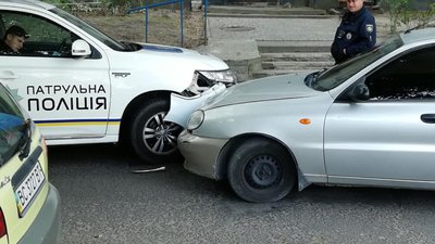 У Львові  через ДТП за участі службового автомобіля  поліції  - перекрито вулицю (ФОТО)
