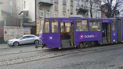 У Львові трамвай зійшов з рейок