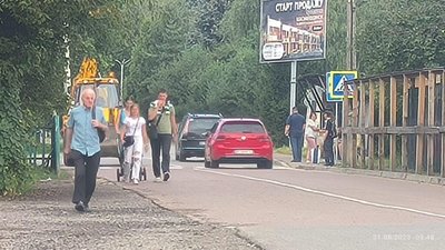 У Винниках просять облаштувати тротуари (ФОТО)