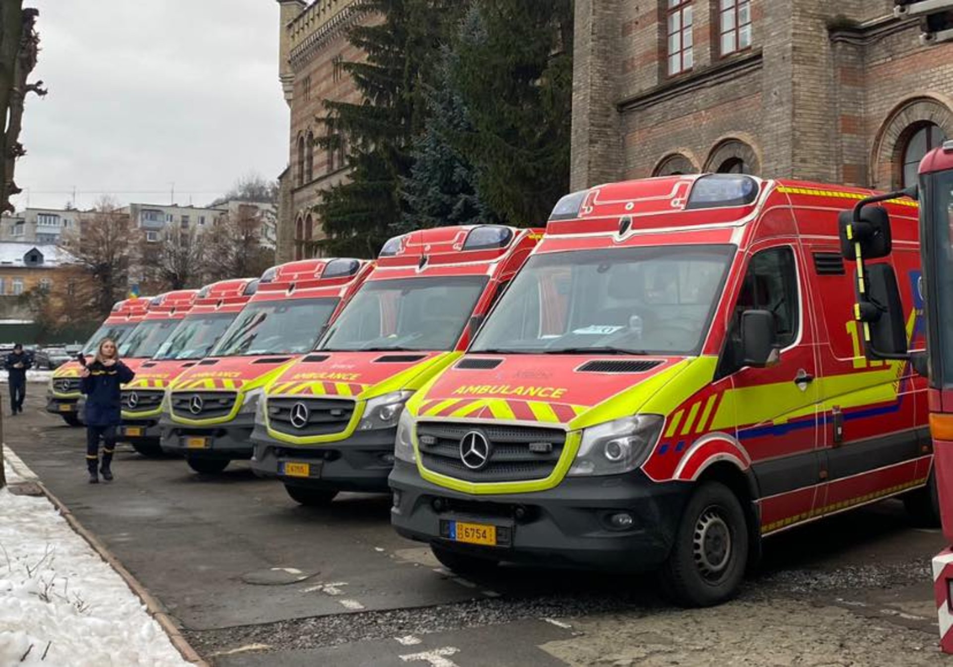 Українці із Люксембурга передали 16 автомобілів екстерної медичної допомоги