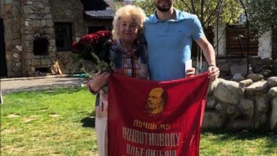 Футболіст львівських «Карпат» привітав бабусю світлиною з прапором із Леніним (ФОТО)