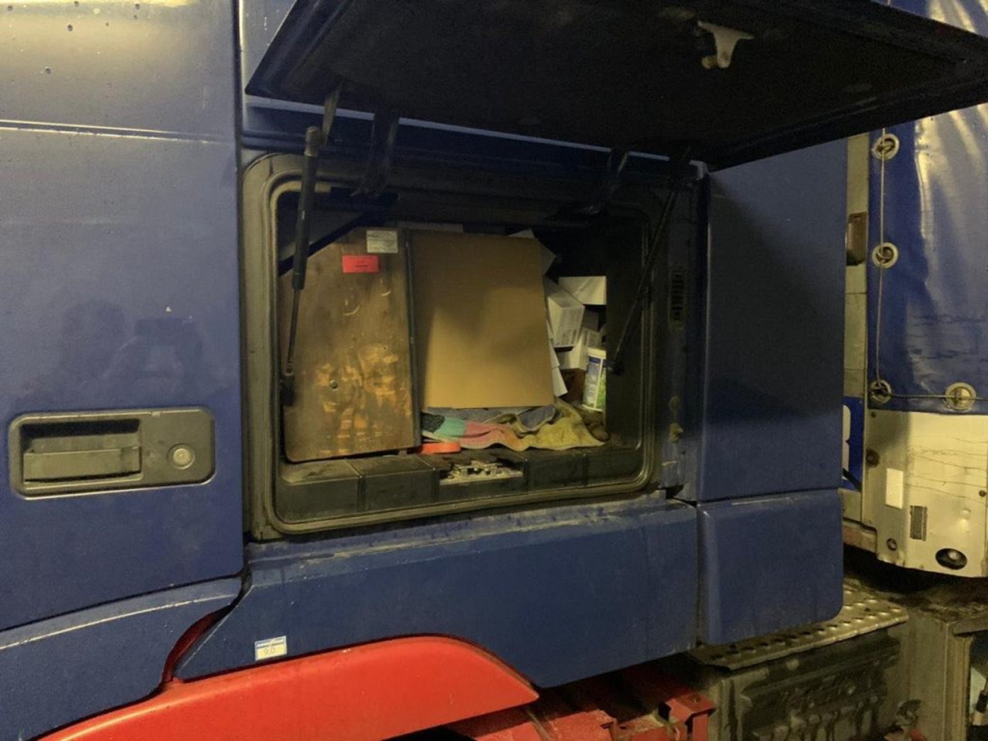 Як на Раві-Руській прикордонники не пропустили нелегальні телефони та одяг. Фото прес-служба Львівського прикордонного загону