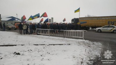 На Львівщині поблизу кордону з Польщею перекрили дорогу (ФОТО)