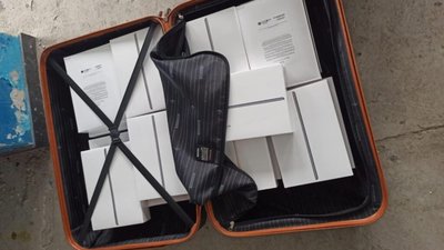 На кордоні з Польщею вилучили понад 60 одиниць iPhone (ФОТО)