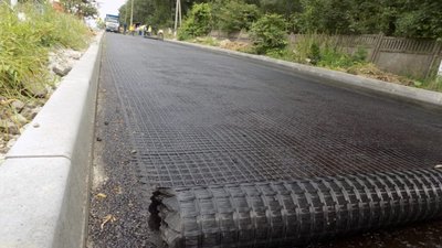 На Львівщині ремонтують дорогу за технологією, яку застосовують для злітних смуг аеропортів (ФОТОРЕПОРТАЖ)