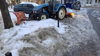 У Львові відпочиває комунальний трактор