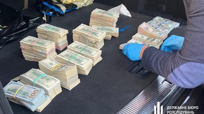 На Волинській митниці викрили масштабну корупцію: знайшли $700 тисяч (ВІДЕО)