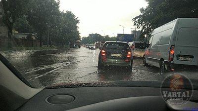 У Львові затопило вулицю Липинського (ФОТО, ВІДЕО)