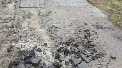 У Львові просять відремонтувати тротуар