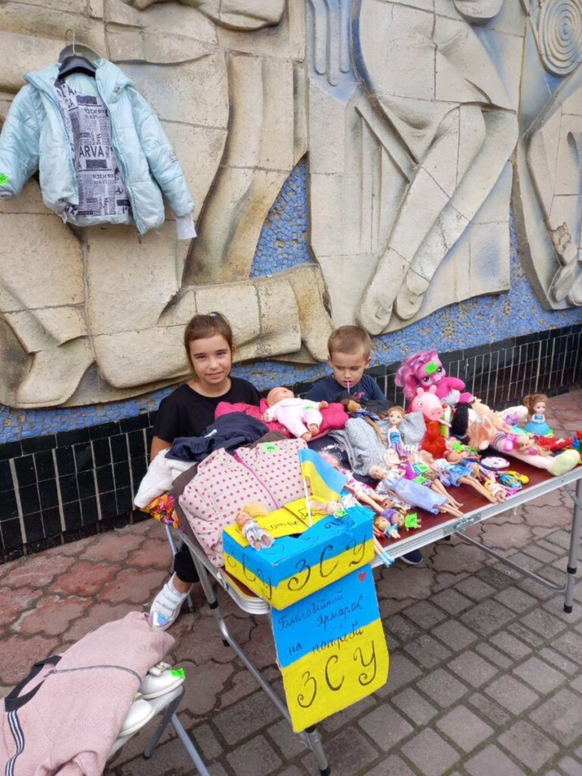 На Львівщині 9-річна дівчинка продала свої іграшки, аби допомогти ЗСУ
