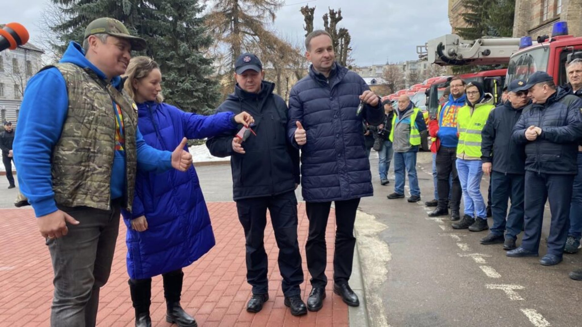 Українці із Люксембурга передали 16 автомобілів екстерної медичної допомоги
