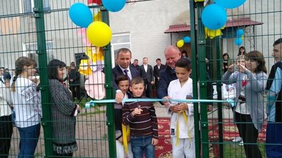 У селі Новий Став відкрили футбольне поле зі штучним покриттям