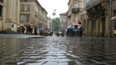 Надзвичайники попередили, що на Львівщину сунуть сильний вітер і град