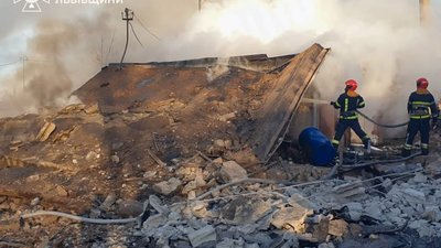 Рятувальники Львівщини ліквідовують наслідки ракетного обстрілу області