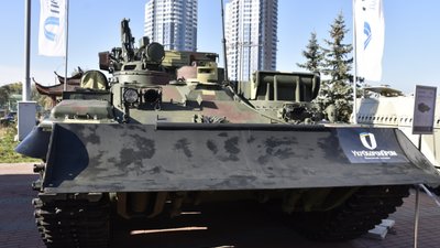 Львівський бронетанковий завод презентував броньовану ремонтно-евакуаційну машину «Лев»