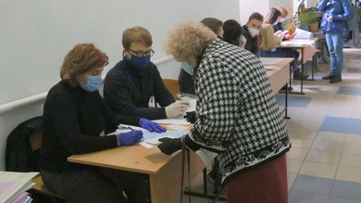 Один із виборців у Дрогобичі продемонстрував свій заповнений бюлетень