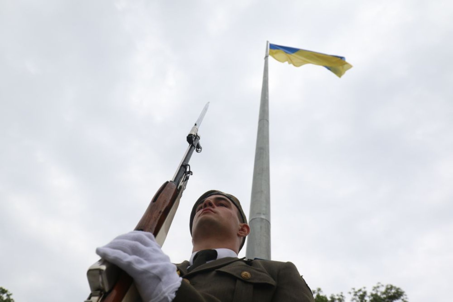 У Львові на найбільшому флагштоку за 12 млн грн урочисто підняли прапор України, фото ЛМР