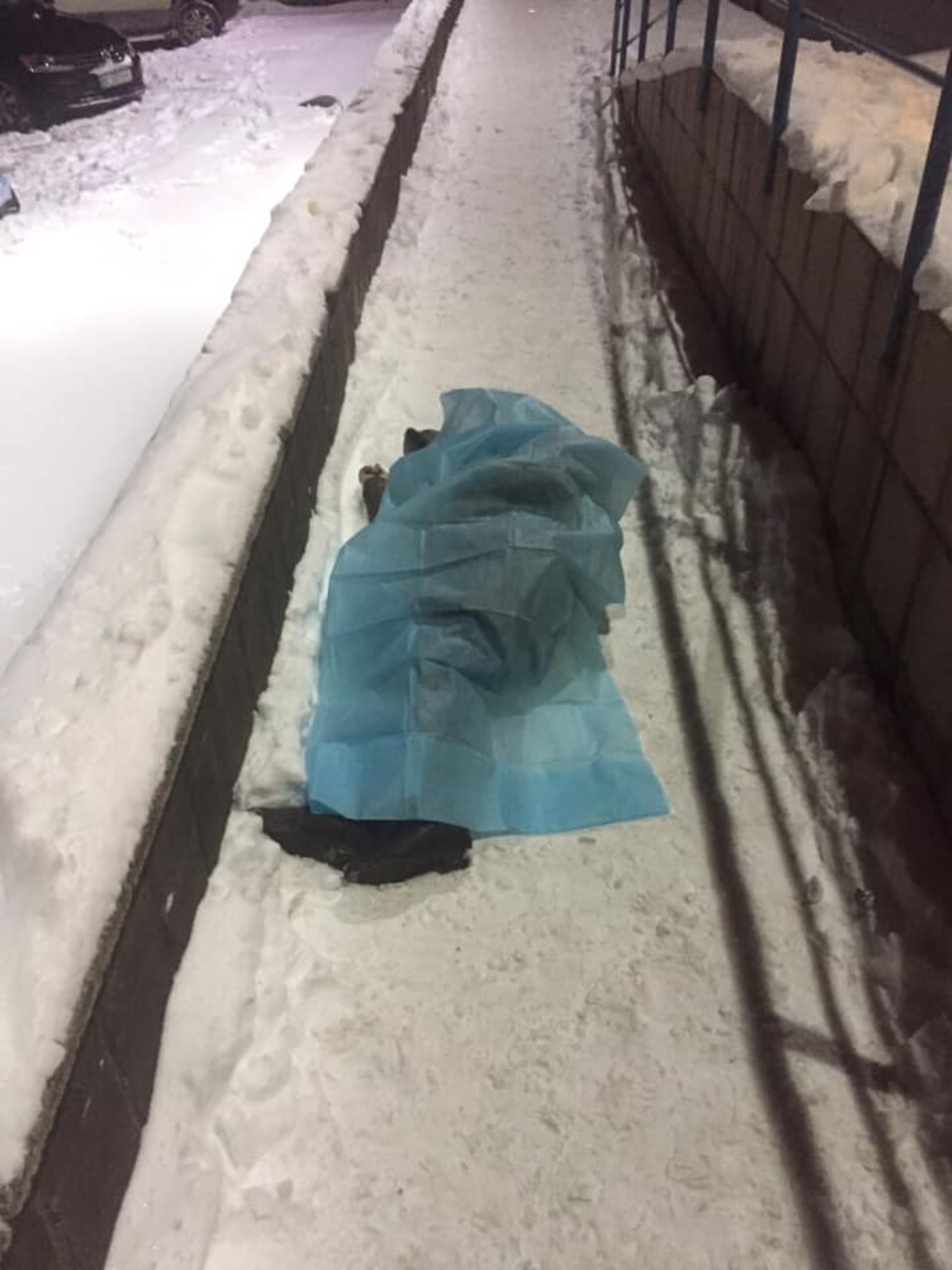 У Львові просто неба померла людина. Фото: Ігор Зінкевич.