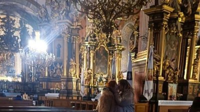 У церкві Андрія у Львові поцілувались двоє дівчат (ФОТО)