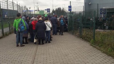 Як на Львівщині вишикувалась черга до Польщі (ФОТО)