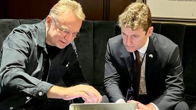 Поки ви чекаєте маршрутку у Львові - Садовий полетів у Канаду