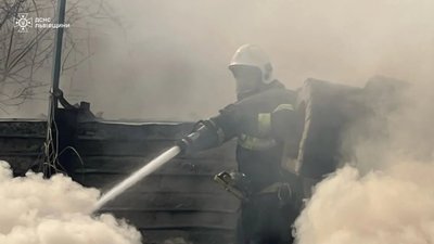 Біля Львова ліквідували масштабну пожежу на складі