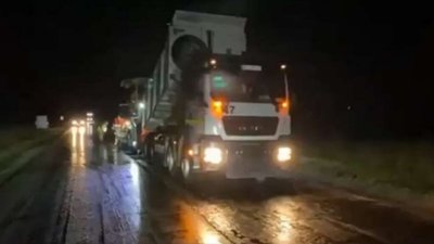 Змушені використати залишок асфальту: у Службі автодоріг Львівщини відреагували на нічний ремонт дороги у дощ